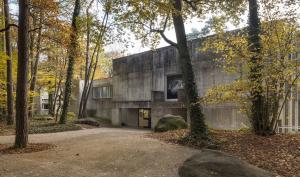 Vue de l'entrée du musée depuis le parc en automne