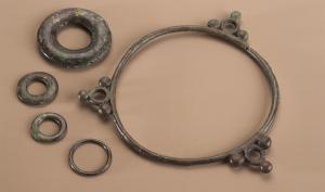 Torque et anneaux gaulois en bronze