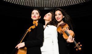 Photographie de 3 musiciennes classiques avec leurs instruments (violon, contrebasse)