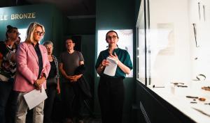 Photographie d'une visite guidée de l'exposition "Pouvoir et métal. L'âge du Bronze en Île-de-France"