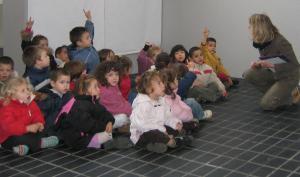 visite d'une classe de maternelle au musée