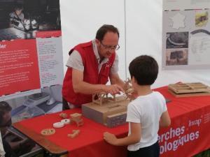 Photographie d'une animation consacrée aux meules et aux moulins