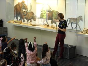 Photographie d'une visite guidée du musée avec une classe de maternelle