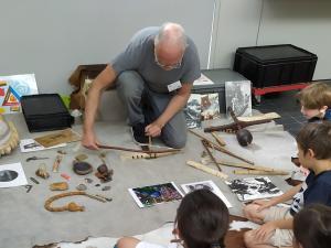 démonstration des techniques préhistoriques d'allumage du feu devant des enfants