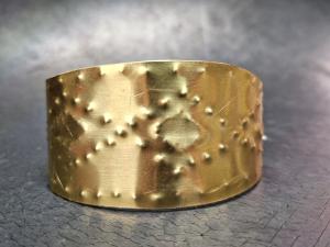 Photographie d'un bracelet en bronze réalisé au cours d'une animation pédagogique