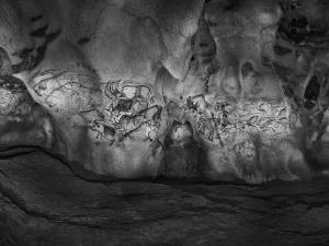Photographie de Raphaël Dallaporta. Vue en noir et blanc de la grotte Chauvet