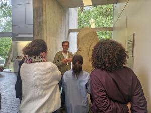 Photographie d'une visite guidée du musée de Préhistoire