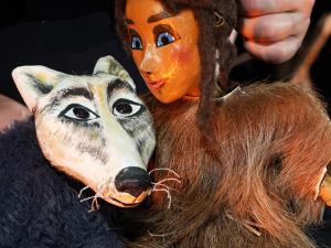 Photographies de marionnettes utilisées lors du spectacle intitulé "Niébé et la femme bison"