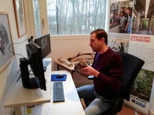 Photographie d'un médiateur du musée en train d'animer une visite guidée à distance