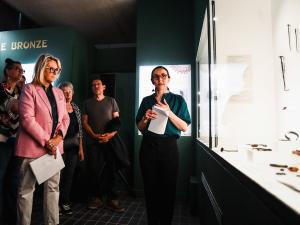 Photographie d'une visite guidée de l'exposition "Pouvoir et métal. L'âge du Bronze en Île-de-France"