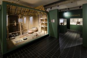 Vue d'une reconstitution de l'intérieur d'un habitat de l'âge du Bronze