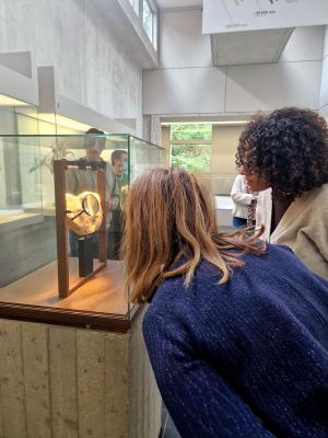 Photographie d'une visite guidée du musée de Préhistoire