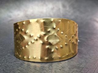 Photographie d'un bracelet en bronze réalisé au cours d'une animation pédagogique