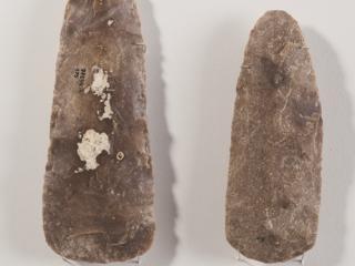 Haches taillées en silex de Jablines, long. 18,5 et 16,2 cm.