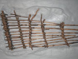 Fragment de nasse en vannerie. Long. 36 cm.