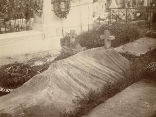 La tombe d'Edmond Doigneau au cimetière de Nemours en 1908.