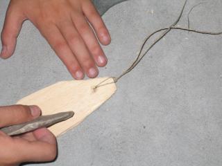 Fabrication d'un rhombe en bois lors d'une animation scolaire