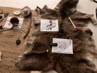 Photographie d'un ensemble de fac-similés d'objets préhistoriques 