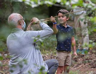 Photographie d'une initiation d'un enfant au tir au propulseur