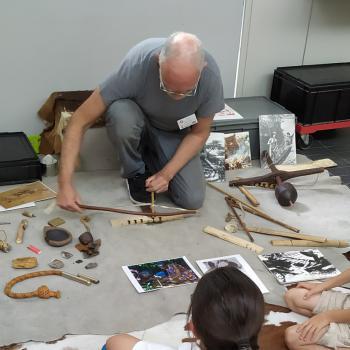démonstration des techniques préhistoriques d'allumage du feu devant des enfants