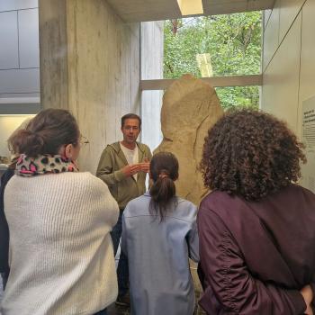 Photographie d'une visite guidée du musée de Préhistoire