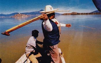 Photo d'un chasseur armé d'un propulseur sur le lac Patzcuaro