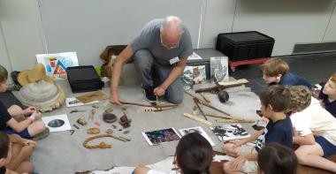 démonstration des techniques préhistoriques d'allumage du feu devant des enfants