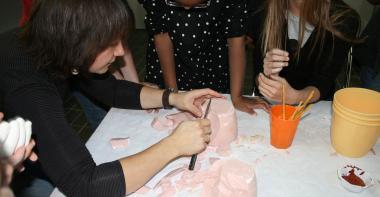 Photographie d'un atelier pédagogique de fabrication de moulages d'objets