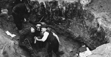 Photographie d'une visite de l'abbé Breuil sur le site du "Cirque de la Patrie" à Nemours en 1953.