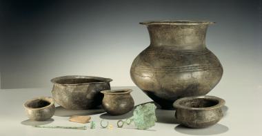 Mobilier archéologique (poteries, objets en bronze...) d'une inhumation de la fin de l'âge du Bronze
