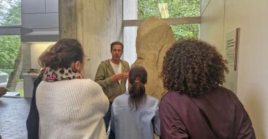 Photographie d'une visite guidée du musée de Préhistoire