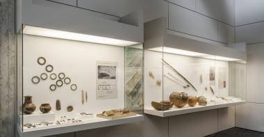 Vitrines présentant des objets du Néolithique (salle 6 du musée)
