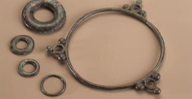 Torque et anneaux gaulois en bronze