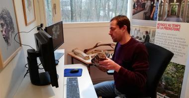 Photographie d'un médiateur du musée en train d'animer une visite guidée à distance