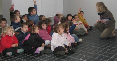 visite d'une classe de maternelle au musée