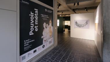 Vue de l'entrée de l'exposition "Pouvoir et métal"