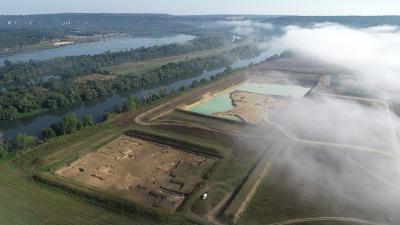 Vue aérienne d’une fouille préventive avant l’extension d’une carrière