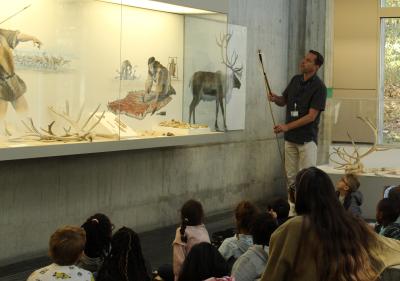 Photographie d'une visite guidée du musée avec une classe de maternelle