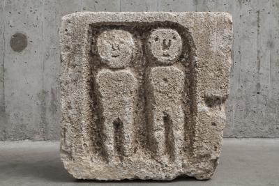 Stèle gallo-romaine en calcaire représentant deux personnages debout et de face