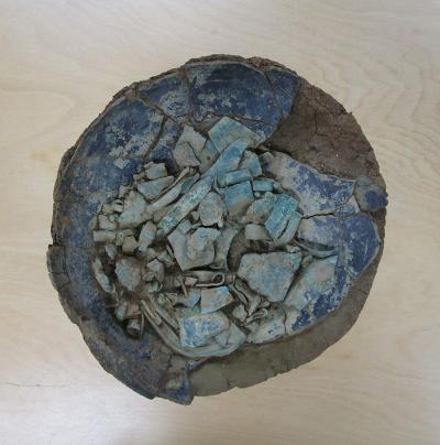 Photographie d'un dépôt d'objets en bronze découvert dans un vase de l'âge du Bronze