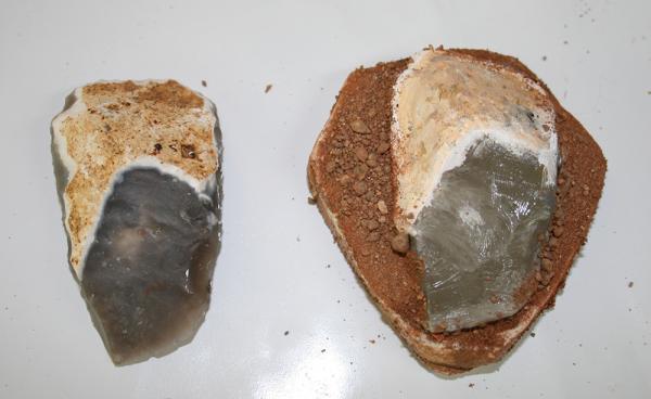 photographie d'un grattoir en silex et de son moulage réalisé lors d'un atelier pédagogique
