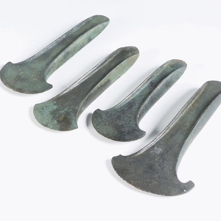 La Hache En Bronze Un Outil En Constante Evolution Musee De Prehistoire Ile De France