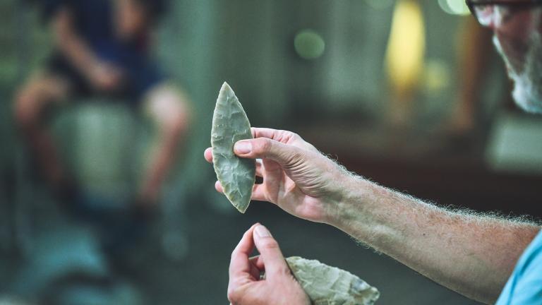 photographie d'une feuille de laurier (taille de pierre expérimentale) tenue en main par un conférencier