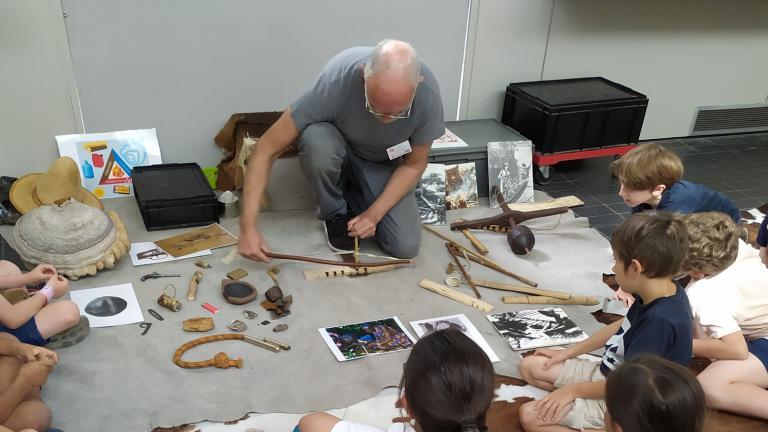 démonstration des techniques préhistoriques d'allumage du feu devant des enfants