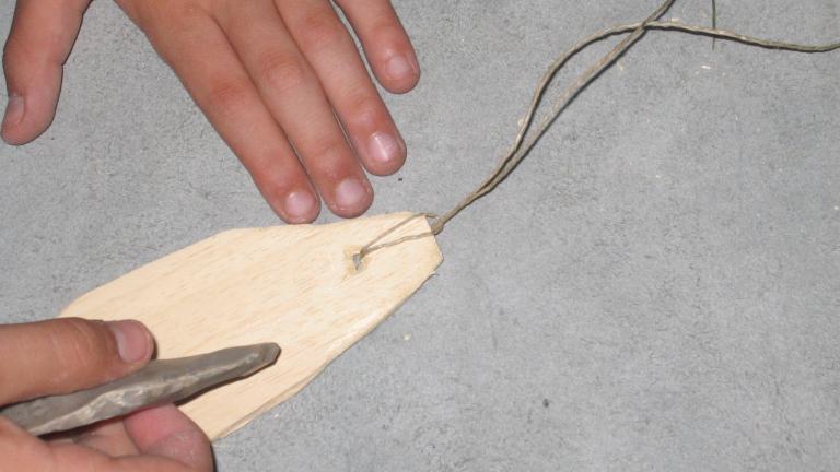 Photographie d'une animation pédagogique de fabrication d'un rhombe en bois