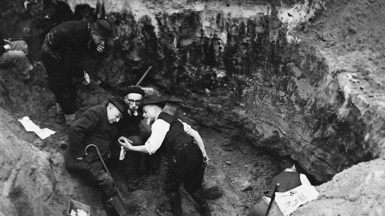 Photographie d'une visite de l'abbé Breuil sur le site du "Cirque de la Patrie" à Nemours en 1953.