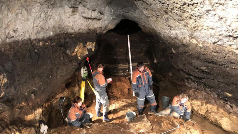 Vue du chantier de fouilles préhistoriques de Denisova (Russie)