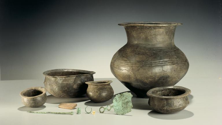 Mobilier archéologique (poteries, objets en bronze...) d'une inhumation de la fin de l'âge du Bronze
