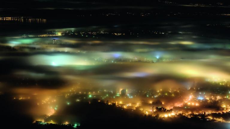 Vue de la pollution lumineuse produite par une ville la nuit