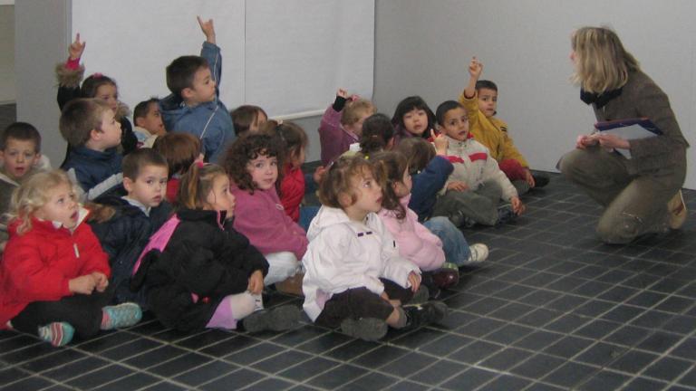 visite d'une classe de maternelle au musée